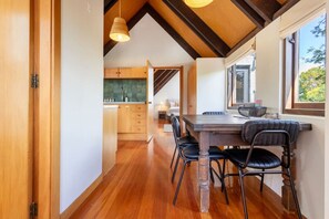 Dining - Merivale | King Bed + Carpark, Walk to Hagley Park (Christchurch)