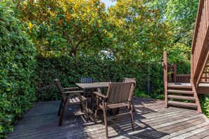 Outdoor dining - Merivale | King Bed + Carpark, Walk to Hagley Park (Christchurch)