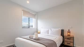 Een bureau, een strijkplank/strijkijzer, wifi, beddengoed