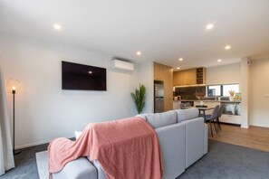 Unclassified image, 5 of 38, button - 2-Bedroom Townhouse Opposite The Palms + Carpark (Christchurch)