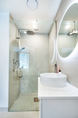 Hair dryer, towels - Great Location. Central City Townhouse + Garage (Christchurch)