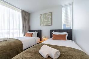 Iron/ironing board, travel cot, WiFi, bed sheets - Great Location. Central City Townhouse + Garage (Christchurch)