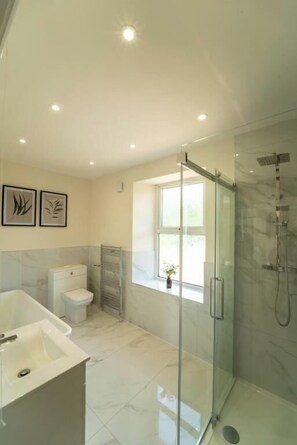 Shower, hair dryer, towels - Foundry Farm House - 4 bedrooms (Hexham)