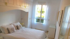 2 bedrooms, WiFi, bed sheets - 2 bed Apt, grt location, shared pool, outdoor area (Javea)