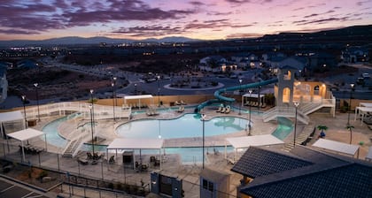 Pool, lazy river, pickle ball, sleeps 14, fire pit