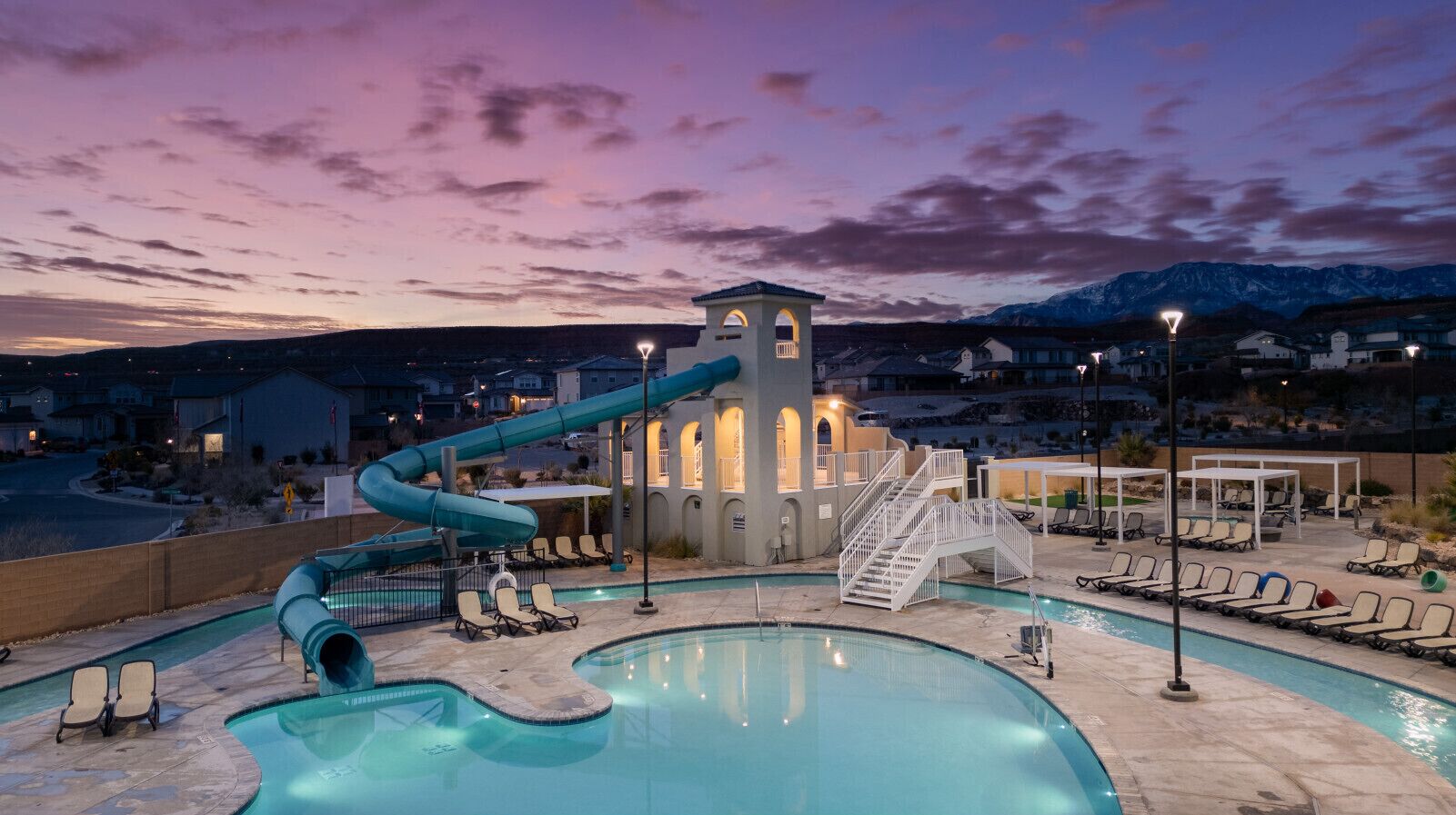 Alberca al aire libre y alberca climatizada