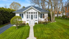 Exterior - Charming Andrea Bluff Cottage, Harbor Springs. 3-bedroom, walk to downtown! (Harbor Springs)