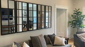 TV connectée, livres, chaîne hi-fi
