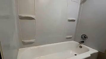 Ducha, toallas, jabón y papel higiénico