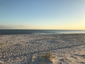 Ein Strand mit blauem Himmel und ruhiger See.