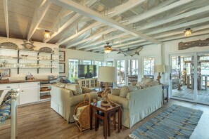 TV, books - Private Dock, Easy Gulf Access & Red Snapper Season Fun! (Alligator Point)
