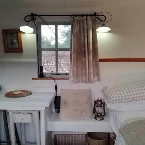 Room - Hut - Sleeps 2 - Petworth House 10 minutes (Petworth)