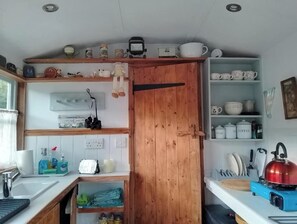 Private kitchen - Hut - Sleeps 2 - Petworth House 10 minutes (Petworth)