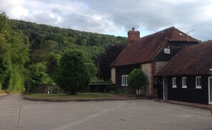 Exterior - Hut - Sleeps 2 - Petworth House 10 minutes (Petworth)