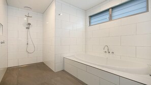 Dusche, Haartrockner, Handtücher