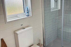 Douche, sèche-cheveux, serviettes fournies