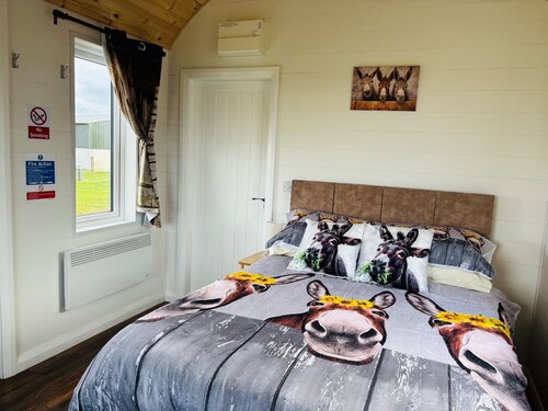The Dozy Donkey Shepherd Hut & Sauna  Farm Stay