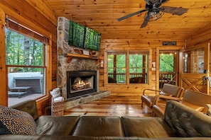 Smart TV, fireplace, video games - Quiet Cozy Log Cabin • Hot Tub • King Suite • Dogs • EV Charger Lvl 2 (Blue Ridge)