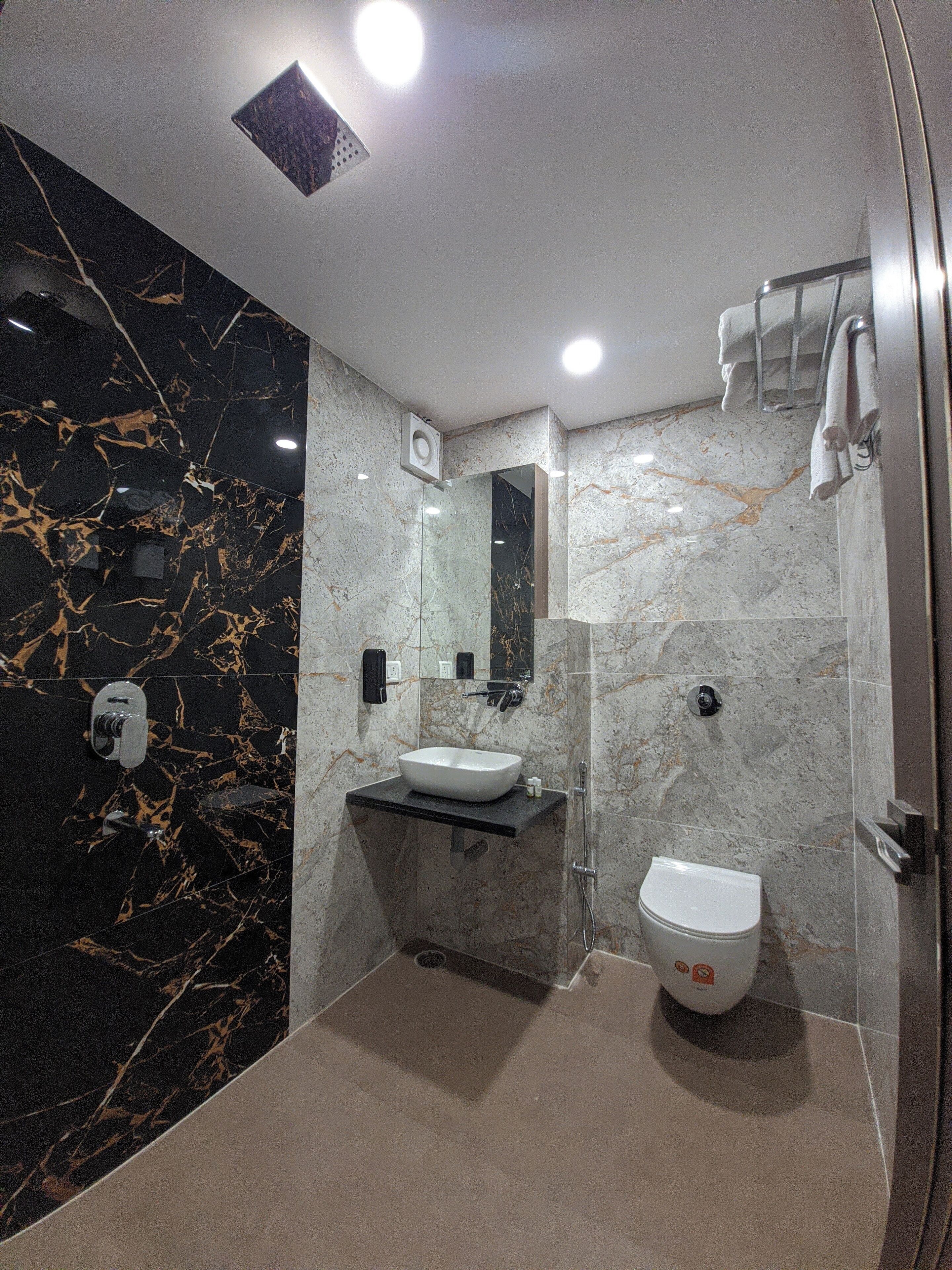 豪華雙人房 | 浴室 | 淋浴設備、免費梳洗用品、提供毛巾、番梘