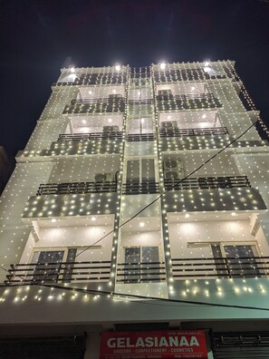 Unclassified image, 4 of 35, button - Shri Dhara Heaven Varanasi (Varanasi)