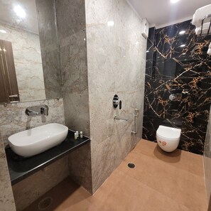 Standard-Doppelzimmer | Badezimmer | Dusche, kostenlose Toilettenartikel, Handtücher, Seife