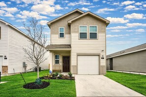 Exterior - Texas Star! Big Family Stay 4BR 3BA - 2 King Beds (San Antonio)