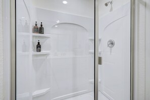 Hair dryer, towels, soap, toilet paper - Texas Star! Big Family Stay 4BR 3BA - 2 King Beds (San Antonio)