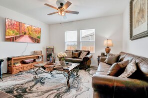 Smart TV, video games - Texas Star! Big Family Stay 4BR 3BA - 2 King Beds (San Antonio)