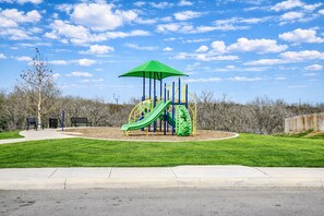 Children’s area - Texas Star! Big Family Stay 4BR 3BA - 2 King Beds (San Antonio)