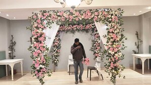 A room with a floral archway, a white table, and a chair. - Hotel Sun Park Bhopal (Bhopal)