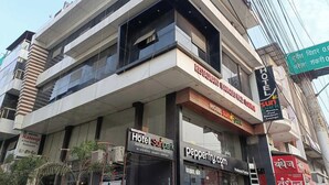A multi-story building with signs for Hotel Sunpark, Hotel Kalonj, and Pepperfry. - Hotel Sun Park Bhopal (Bhopal)