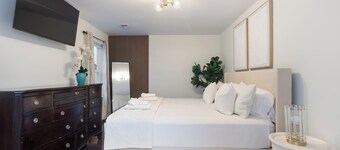 5 Min to EWR/25 Min to NYC I Modern 3BR Apt