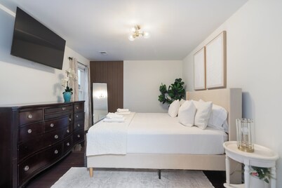 5 Min to EWR/25 Min to NYC I Modern 3BR Apt