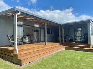 Outdoor dining - Modern cabin with sea views and amazing sunsets (Opononi)