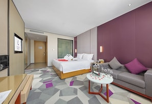 Romantic Double Room, City View | Meja, ruang kerja komputer riba, langsir/tirai gelap terus, kalis bunyi 