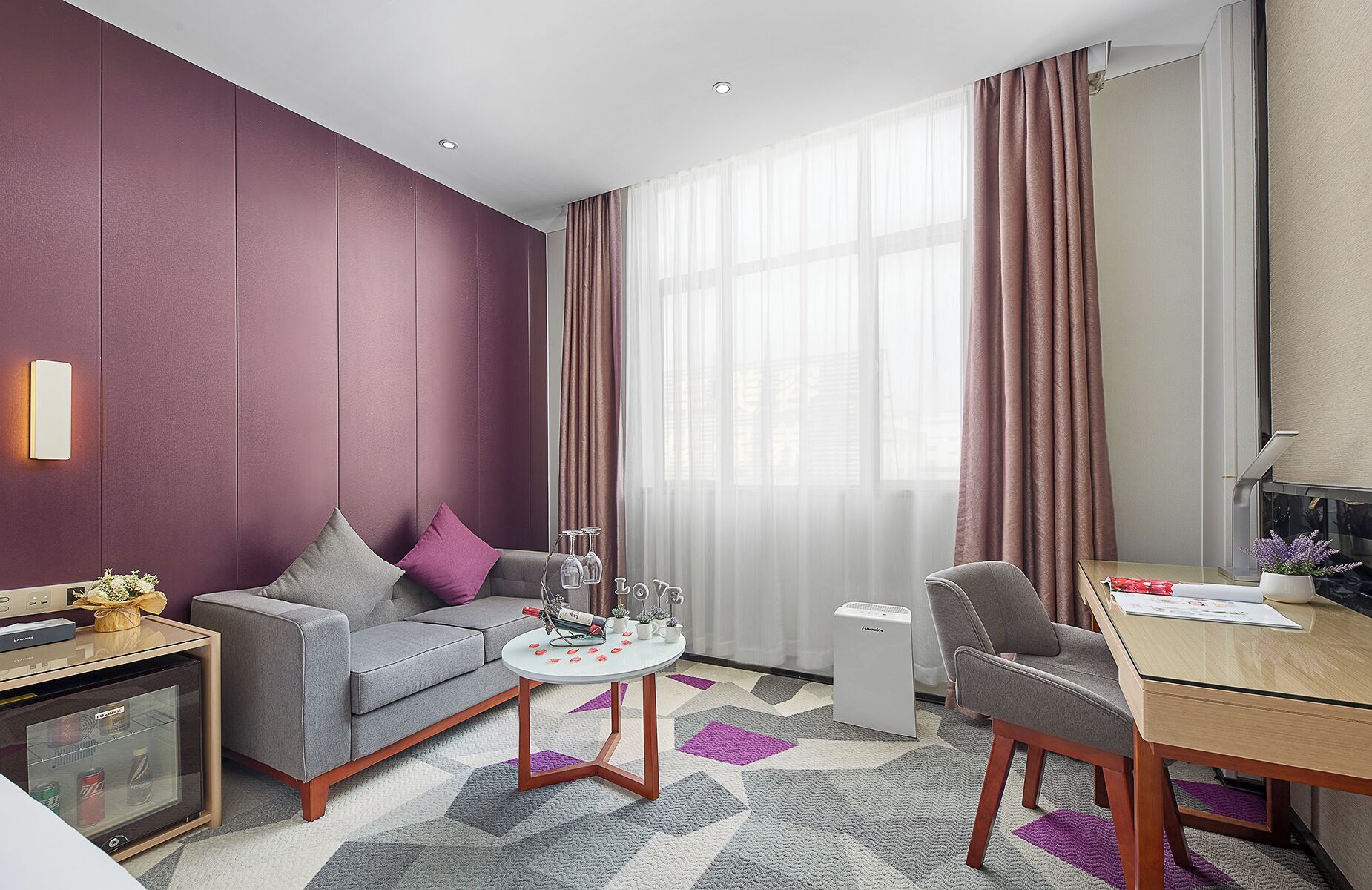 Romantic Double Room, City View | Living area