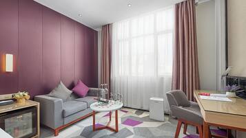 Romantic Double Room, City View | Living area