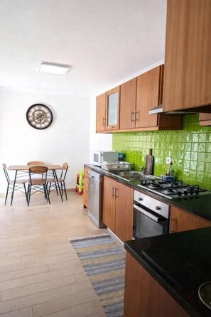 Microwave, oven, dishwasher - Cagarros Accommodation (Porto Judeu angra do heroísmo)