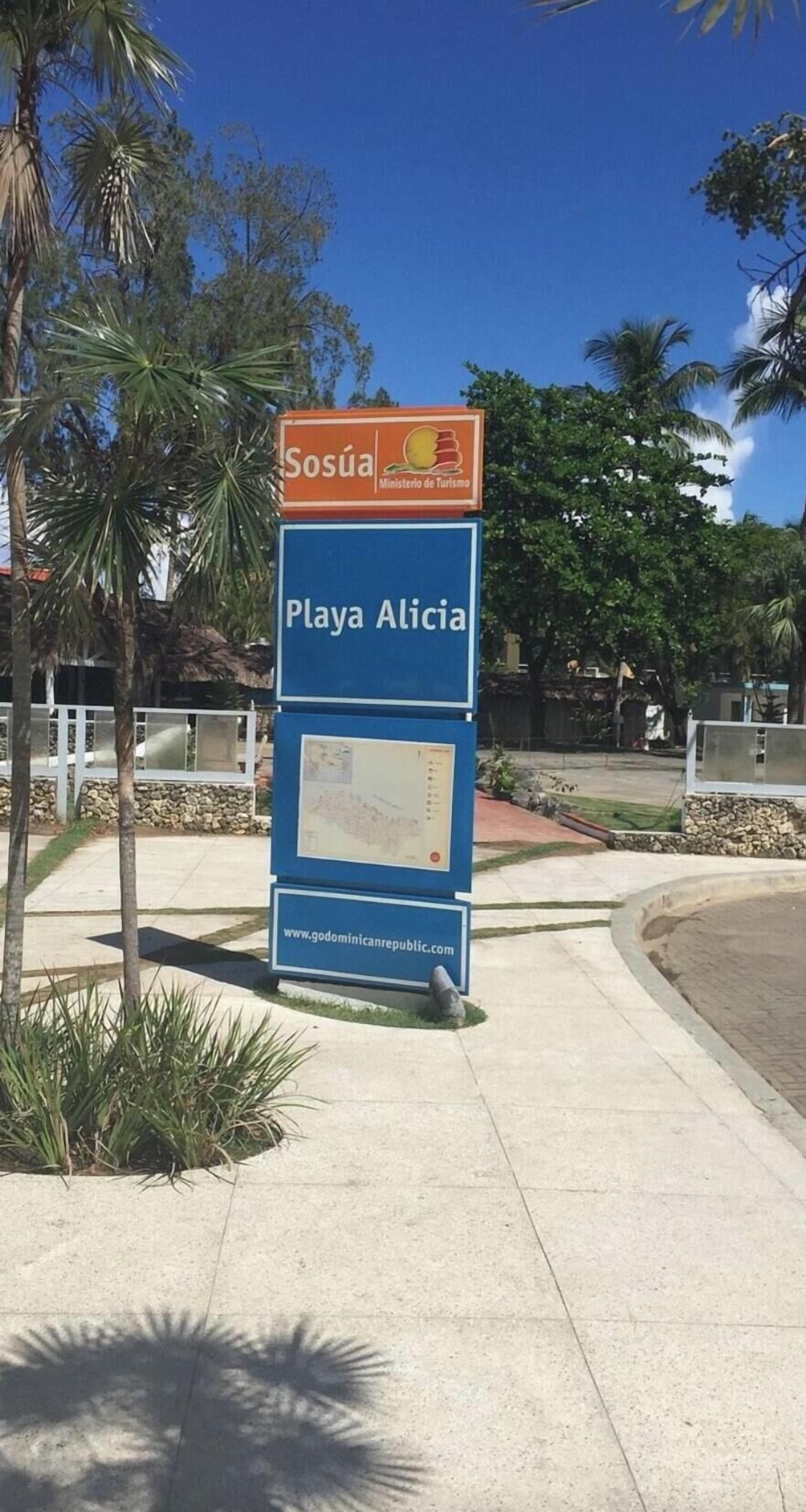 A sign with 'Sosúa' and 'Playa Alicia' indicating a location.