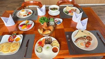 Free daily buffet breakfast