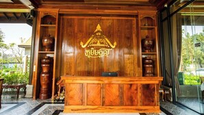 Quầy tiếp tân