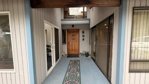 Exterior detail - Stunning Lake Washington Views - Garden Oasis in charming Seattle (Seattle)