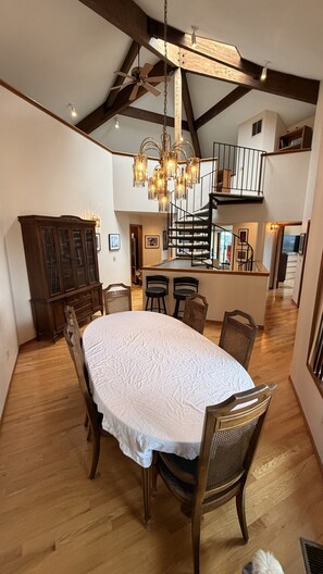 Dining - Stunning Lake Washington Views - Garden Oasis in charming Seattle (Seattle)