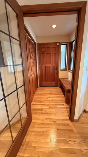 Interior - Stunning Lake Washington Views - Garden Oasis in charming Seattle (Seattle)