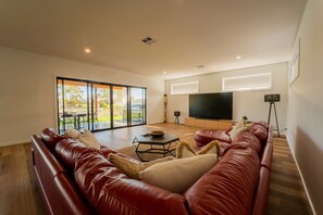 TV - Jefferson Court - Wellington East (Wellington East)