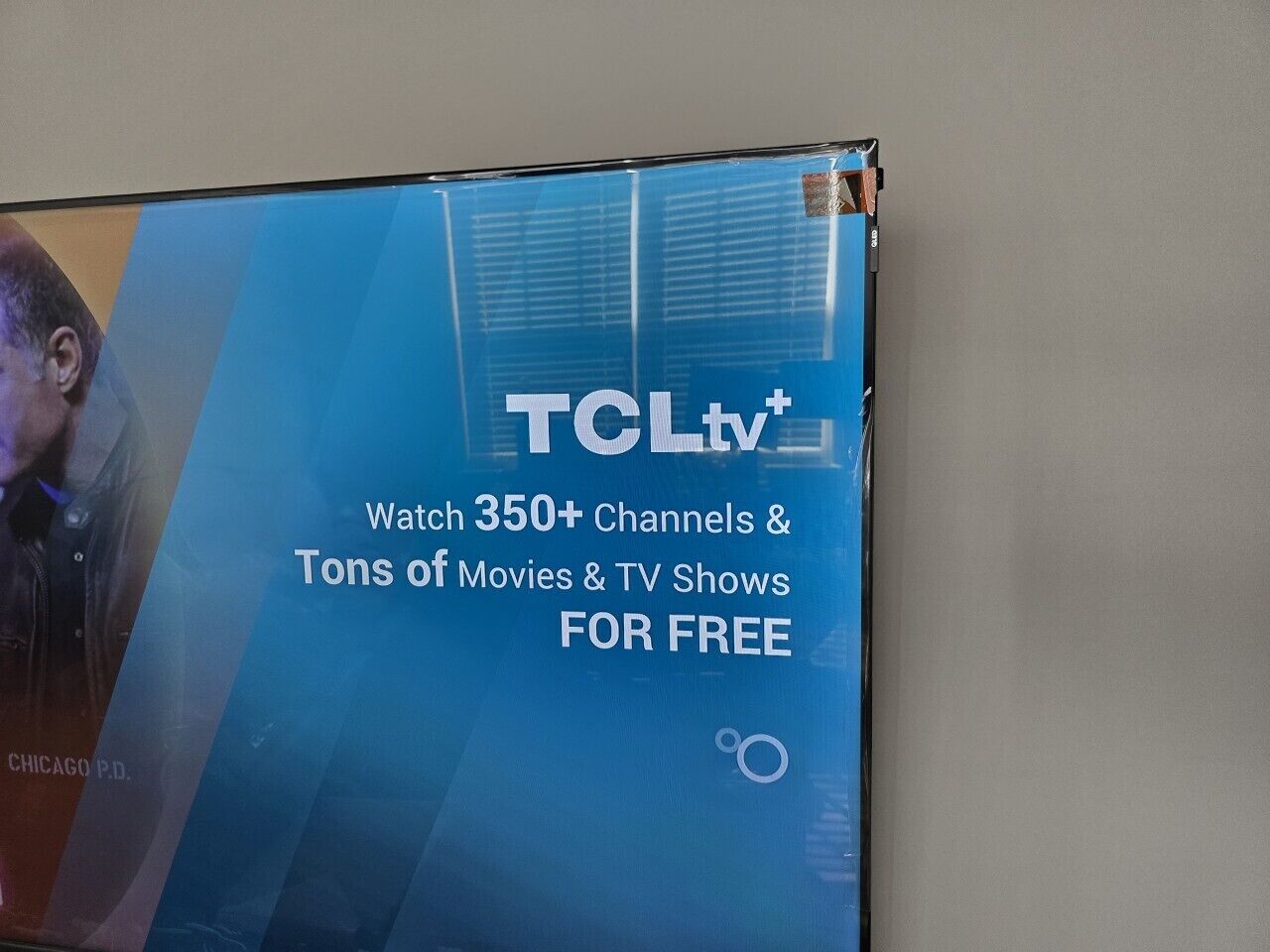Ein Werbeplakat für TCL TV mit dem Hinweis auf über 350 Sender und jede Menge Filme und Fernsehsendungen zum kostenlosen Anschauen.
