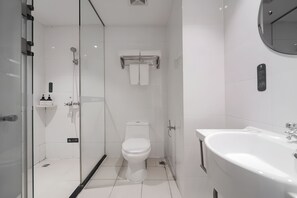 Shower, hair dryer, slippers, towels - Buffle Hotel Shenzhen Xixiang Bihaiwan (Shenzhen)