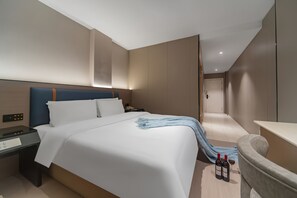 Doppia Luxury, vista città | Una scrivania, postazione laptop, tende oscuranti, Wi-Fi gratuito