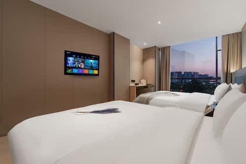 Premier-Zweibettzimmer, Stadtblick | Schreibtisch, laptopgeeigneter Arbeitsplatz, Verdunkelungsvorhänge