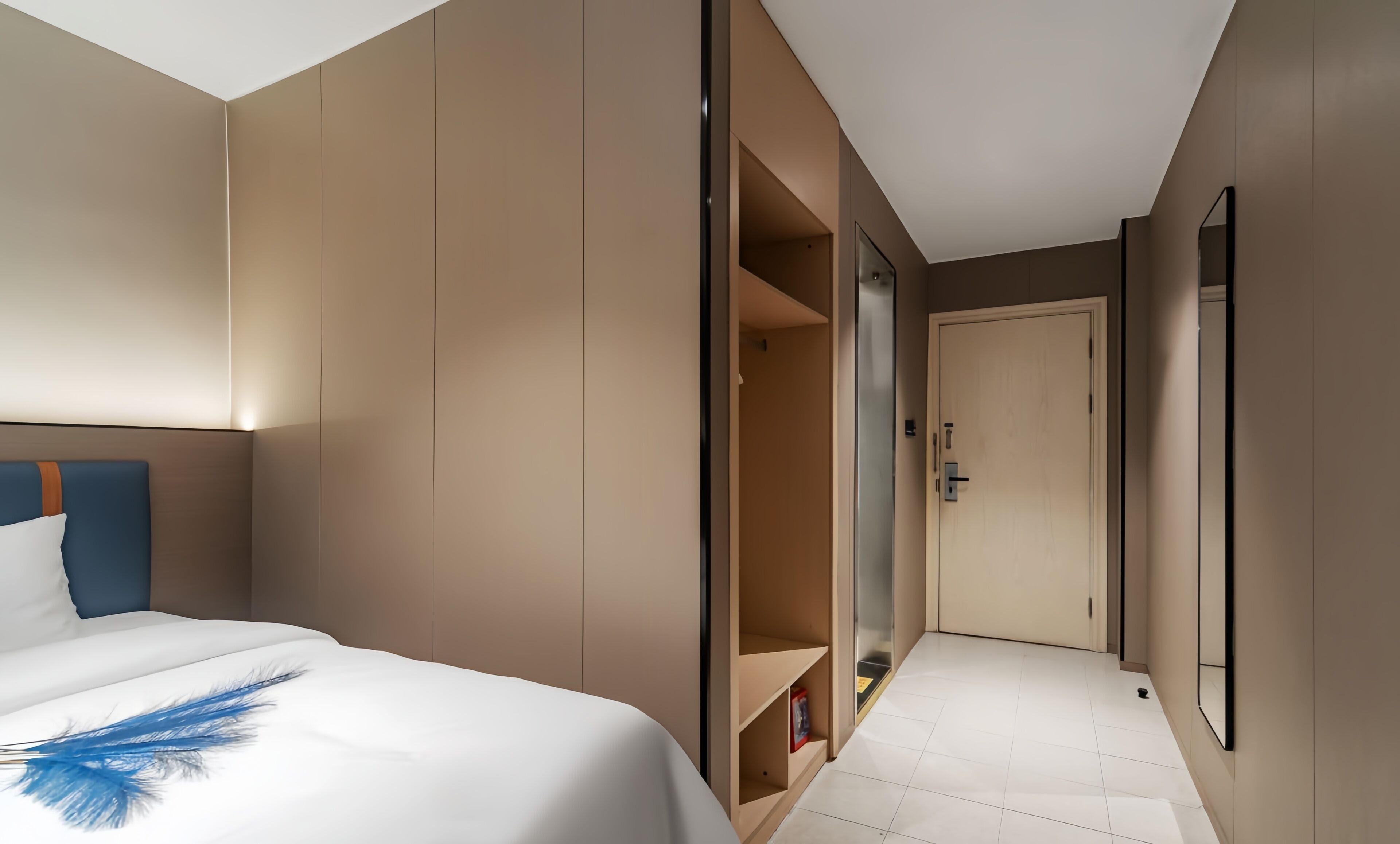 Luxury-Zweibettzimmer, Stadtblick | Schreibtisch, laptopgeeigneter Arbeitsplatz, Verdunkelungsvorhänge